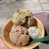pistazie-himbeer (raspberry pistazie), roasted cinnamon and a little marzipan-mohn  at Eisbrunnen - Vegan Ice Cream in Munich