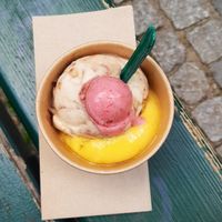 Cookies&Cream + Mango + Himbeere zum Probieren at Eisbrunnen - Vegan Ice Cream in Munich