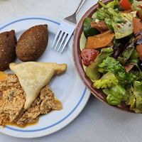Kibbeh Patata (27), Fatayer Spinach (20), vegan sauce & Fatousch (11) at Libanon Express in Dusseldorf