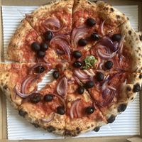 Custom vegan pizza with onions and olives  at Pizza Electric - Delivery & Takeaway in Hamburg