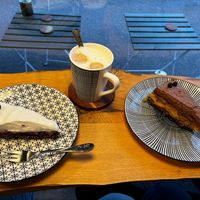 Veganer Waldfruchtkuchen mit Tonkasahne, veganer Kuchen mit Mango und Schokosahne und Hafercappuccino   at Pustekuchen in Ludwigsburg