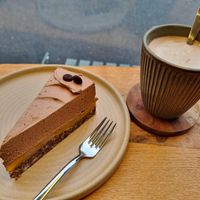 Mango-Schokotorte und heiße Schokolade (80% Zartbitter) mit Hafermilch at Pustekuchen in Ludwigsburg