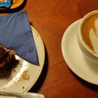 Vegan chocomousse taart en havermelk flat white at Madmum - Hungaria in Leuven