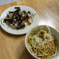 Red oil dumplings and curry noodles at De'an Su Shi Fang - 德安素食坊 in Hualien
