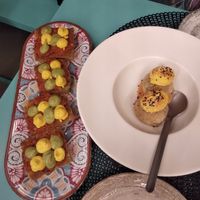 Focaccia with vegan mayo and mint spread / vegan meatballs with turmeric mayo at Materia Prima Bistrot in Matera