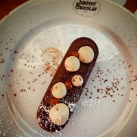 Une dinguerie de mousse au chocolat enrobée de chocolat noir - vegan at Bistrot and Chocolat in Strasbourg