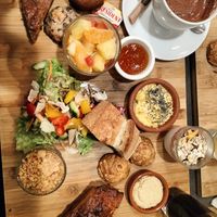 Full miam (brunch dolce e salato vegetariano con succo di ciliegia e bevanda al cacao con latte di soia) at Bistrot and Chocolat in Strasbourg