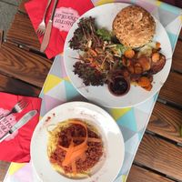 Spaghetti and burger at Bistrot and Chocolat in Strasbourg