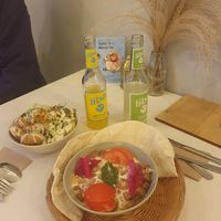2 verschiedene Bowls mit Bohnen und Falafel und Fladenbrot at elbēn an der Wolbecker in Muenster