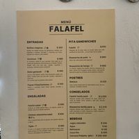 Olvidé tomar foto de la comida, pero los falafeles estaban muy ricos, el patio lindo y, como se muestra en el menú, la comida apta vegana marcada    at Barra Falafel Zona Colonial in Santo Domingo