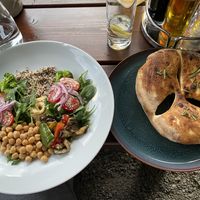 la bowl viene servita con una schiacciata (pizza bianca al rosmarino)  at Martinerhof's Brauhotel in St Martin In Passeier