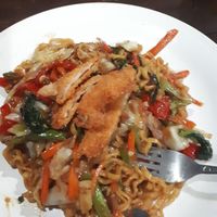 Ich glaube es war Mie Goreng. Auf jeden Fall die gebratenen Nudeln at Siboghana Waroeng in Ubud