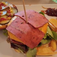 Tienen una sección de opciones veganas. Mi elección fue la hamburguesa y estaba muy buena. at Chulachef in Buitrago Del Lozoya