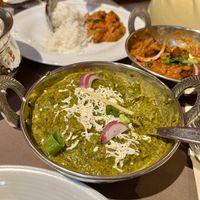 Paneer Palak - hausgemachter Käse mit Spinat in würziger Currysauce und Bhindi Masala - frische, gebratene Okraschoten in würziger Tomaten-Zwiebel-Sauce  at Himalaya Indian Food in Bamberg