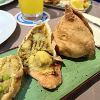 Samosa - gefüllte Teigtaschen mit Kartoffeln, Erbsen und Gewürzen  at Himalaya Indian Food in Bamberg