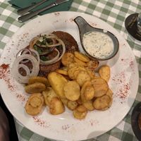 Veganes Bifteki mit Bratkartoffeln und veganem Tzaziki  at Taverna Olive in Berlin