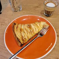 Tarte aux pommes et amandes e café noisette at ZEITGEIST Café in Lyon