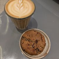 Cappuccino et cookie at ZEITGEIST Café in Lyon
