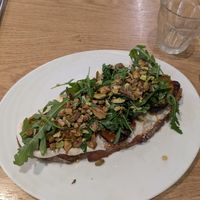Tartine cream cheese de cajou, abricots rôtis, roquette, pistache at ZEITGEIST Café in Lyon