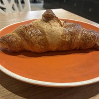 Croissant simple mais pas gras du tout à ma grande surprise. Ce serait sympa qu'ils puissent proposer d'autres en ajoutant légèrement de la purée d'amande par exemple 😇  at ZEITGEIST Café in Lyon