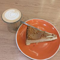 Cheesecake spéculoos et cappuccino at ZEITGEIST Café in Lyon