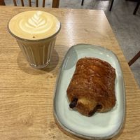 Cappuccino et pain au chocolat vegan   at ZEITGEIST Café in Lyon