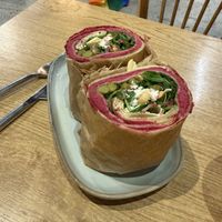 Un délicieux wrap à la betterave, roquette, bien garni et vraiiiiment rassasiant ! 😋  at ZEITGEIST Café in Lyon