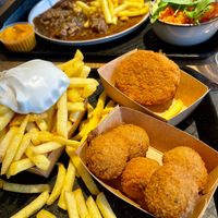 Frietjes met veganaise, vegan bitterballen van Cas&Kas, Vegan 'Witloof in de oven kroket' van Gewoon.Anders en frieten met vegan andalouse saus en vegan stoverij at Frituur 't Hoekske in Wetteren