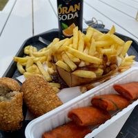 Vegan vlammetjes, oesterzwamkroketten en frietjes met vegen stoverijsaus en veganaise at Frituur 't Hoekske in Wetteren