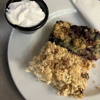 je ein halbes Stück Heidelbeer- und Apfel-Zimt-Kuchen mit veganer Sahne  at Gaffer-Cafe in Varkaus