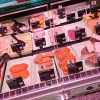 Vegane Frischetheke mit richtig guter Auswahl. at REWE Markt Altstadt-Lehel in Munich