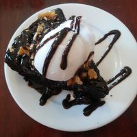 Generosa fatia de brownie com sorvete de limão at Vegan Bunker in Santiago