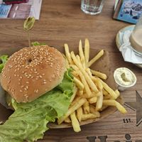 Veganer Burger mit Pommes und mayo at Luna Bar in Aveiro