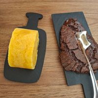 Orangentorte und veganer Brownie at Luna Bar in Aveiro