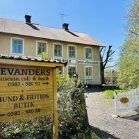 View from the parking space  at Levanders Lanthandelsmuséum in Holsbybrunn