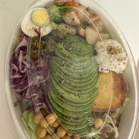 Ei im Avocadosalat, lt Speisekarte sollte der Salat vegan sein   at Salad Mavie in Busan