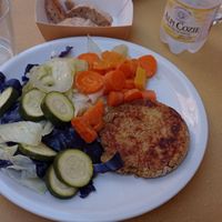 Burger fatto in casa con verdure di stagione al vapore at 4 Amici al Bar in Livorno