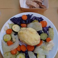 Patata al forno ripiena di formaggio e verdure al vapore at 4 Amici al Bar in Livorno