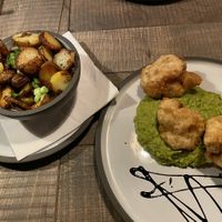 „Kohl“ and Chips - Überbackener Blumenkohl auf Erbsenpüree (statt mit Pommes, mit veganen Bratkartoffeln) 🫶🏼  at Strandschuppen in Busum