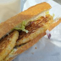 Weinig sla op de visburger at Helen's Bakery  in Middelburg