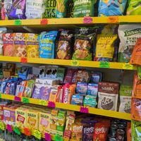 Snack-Regal at Yough in Brooklyn