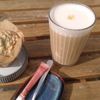 Blueberry muffin en latte macchiato at Stera - Plantenbar in Bruges