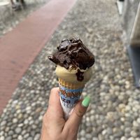 Vegan en gluten hoorntje, met bolletje pistache en pure chocolade  at Simonetti Gelati in Santa Margherita
