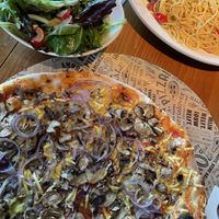 Pizza, Salat und Pasta alles vegan   at L'Osteria in Cologne