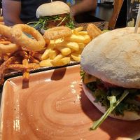 Burger und gemischte Pommes at Peter Pane in Chemnitz