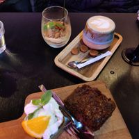 Brownie en pompoen cheesecake en cappuccino at Ministerie van Geluk in Zoetermeer