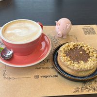 Chai latte muuuuy deli y una tarta con chocolate y nueces    at Vegansté in Providencia