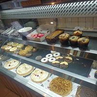 Vitrina con gran variedad de opciones at Vegansté in Providencia