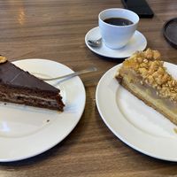 Erdnusstorte und Apfelkuchen   at Café ten Cate in Norden