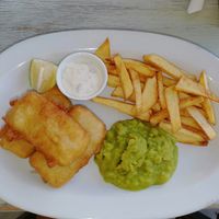 Tofu fish, chips and mushy peas 💚 at JP's Bar and Food in Zakynthos